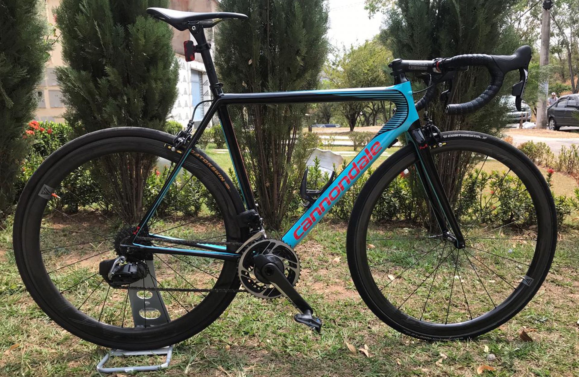700c-carbon-fiber-wheels-on-cannondale-supersix-road-bike