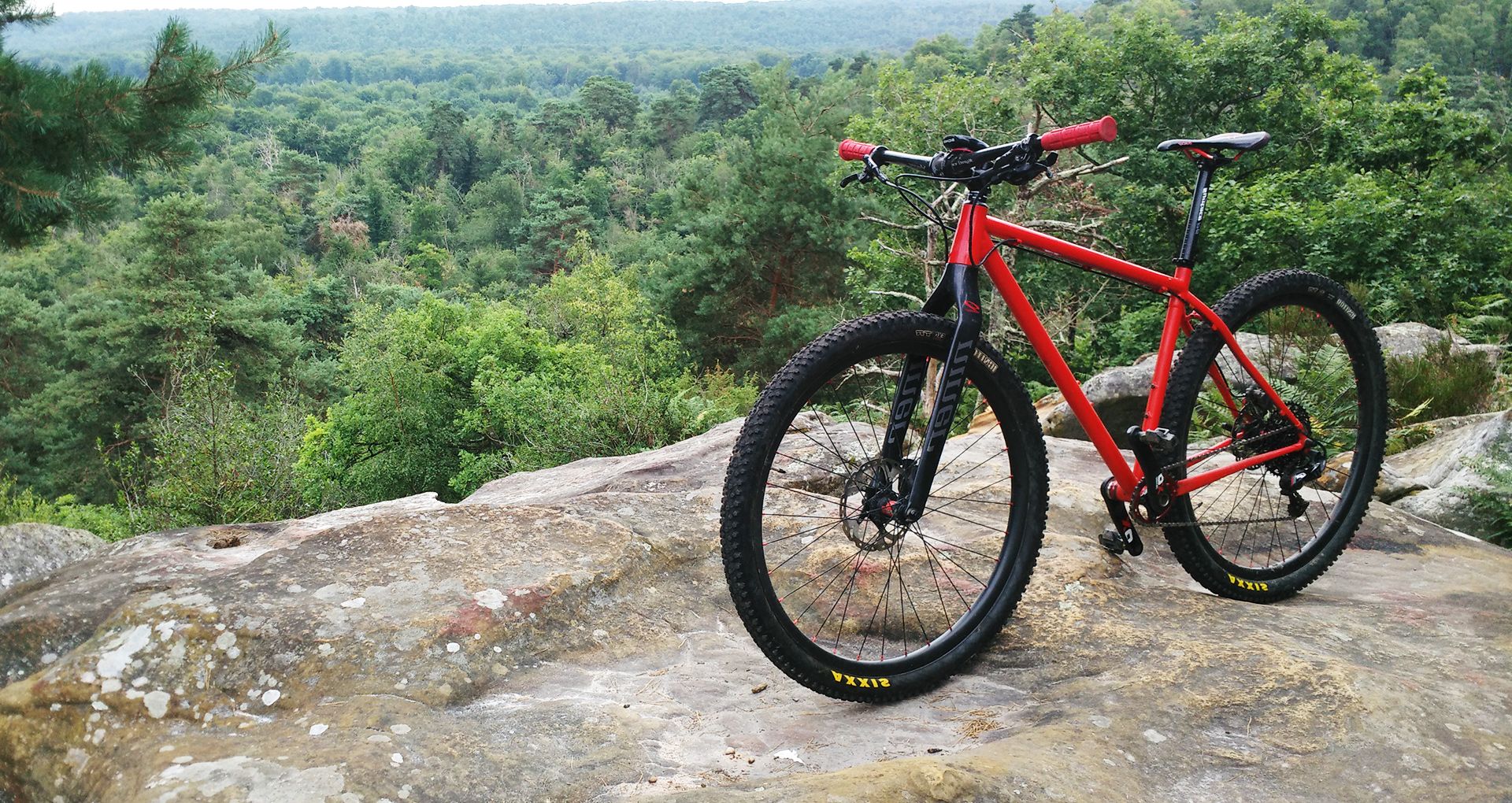 lb-29er-carbon-mtb-wheels-with-maxxis-Ikon-tires-on-rock