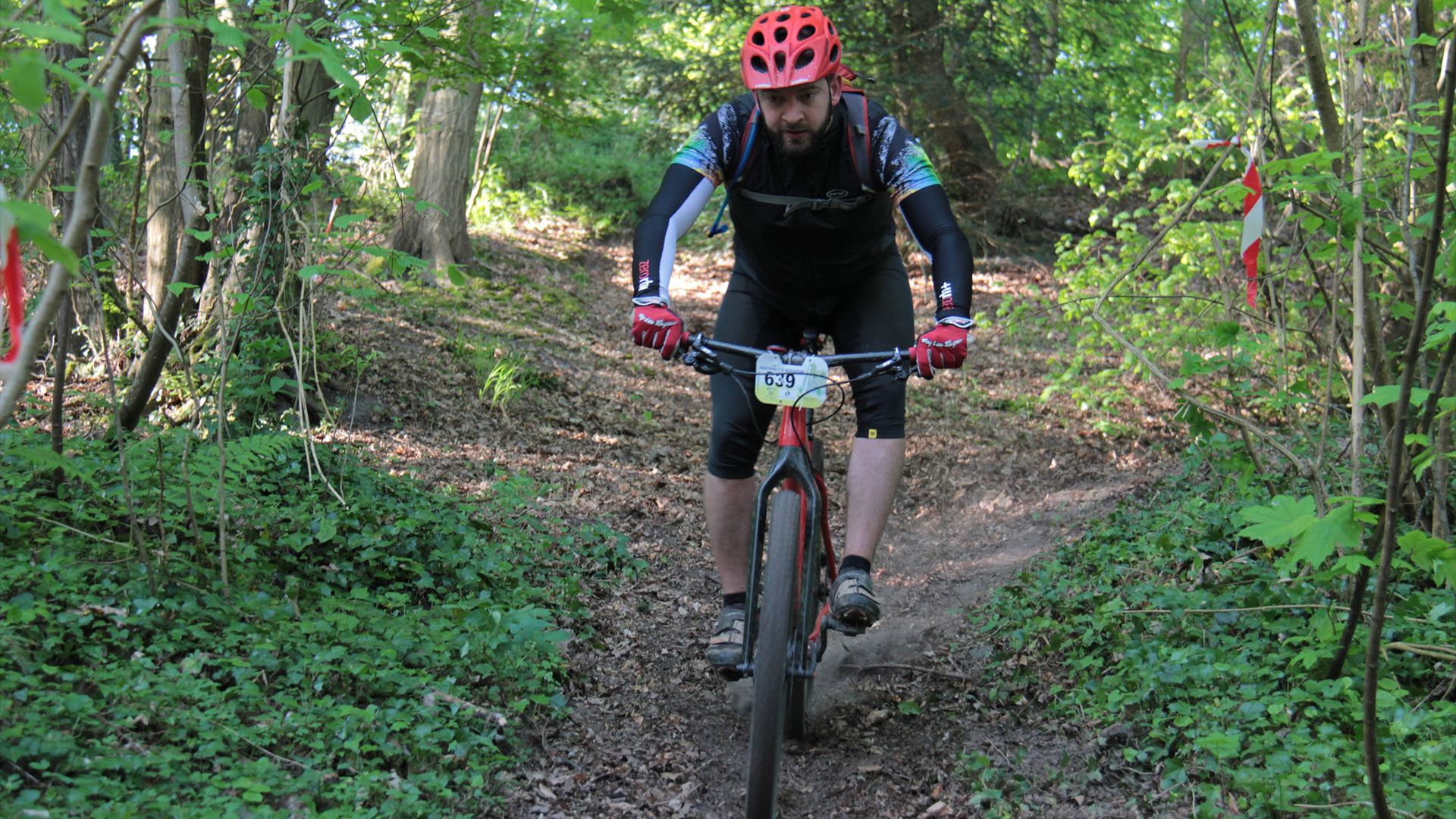 mtb-cyclist-rides-carbon-wheels-on-singletrack